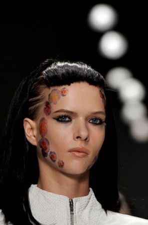 La diseñadora Aminaka Wilmont eligió un estilismo extraño para su desfile durante la Semana de la Moda de Londres en septiembre pasado.