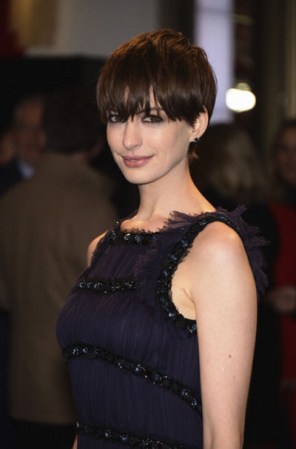 ¡Mira cómo Anne Hathaway se animó a llevar los ojos cargados de color!