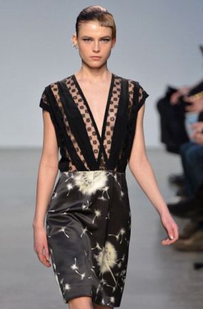 El diseñador Thakoon propone escotes ultra profundos en sacos, vestidos y blusas ¡100% sexy!