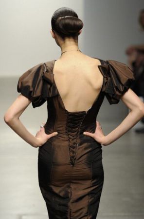 Espaldas escotadas. Esta tendencia será súper fuerte y se replicará en vestidos para el día, la noche y hasta en sweaters. Veremos espaldas protagonistas en muchísimos looks.