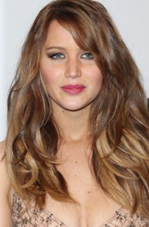 Jennifer Lawrence tiene un rostro único y particular ¡Parece una muñeca de cera! Este look amazónico la muestra más sexy que nunca.