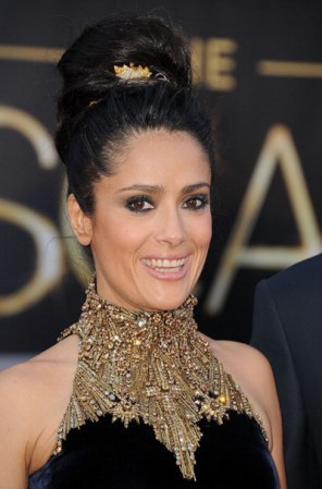 Aunque lo niegue, no toda la belleza latina de Salma Hayek es natural.