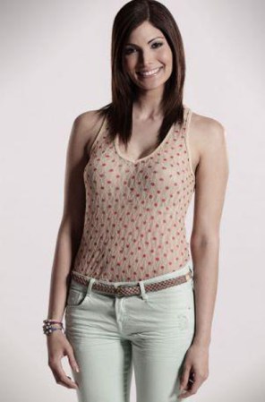 Cuando no asiste a grandes eventos, Cynthia elige lucir cómoda y descontracturada. Como este conjunto, de camiseta de algodón y pantalón en tonos claros ¡súper femenina!