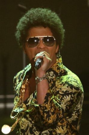 Bruno Mars nos sorprende continuamente con nuevas canciones que se convierten éxitos al instante. Por eso, es otro de los nominados para "Cantante Masculino Favorito" y tienen grandes chances.