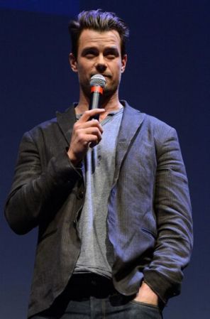 Este año el guapísimo Josh Duhamel fue elegido para animar la noche ¡seguro mantendrá a la audiencia delirando de risa! Y a las chicas, ¡atónitas con su belleza!