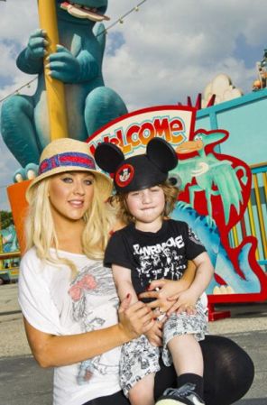 Christina Aguilera es una TALENTOSA MAMÁ SAGITARIANA. Les encanta tomar riesgos, van tras los desafíos y no son sedentarias sino que adoran viajar y conocer el mundo ¡Es probable que sus niños tengan muchas millas acumuladas antes de decir sus primeras palabras!