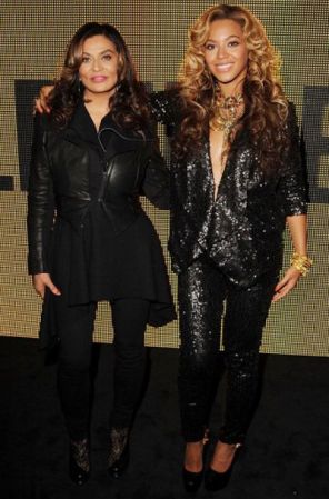 Tina Knowles también es CAPRICORNIO. Como todas las mamás de este signo, es fiel a las tradiciones y a la historia familiar y le encanta transmitírsela a sus hijos. Es quien asiste a la reuniones familiares y ¡hasta las coordina!
