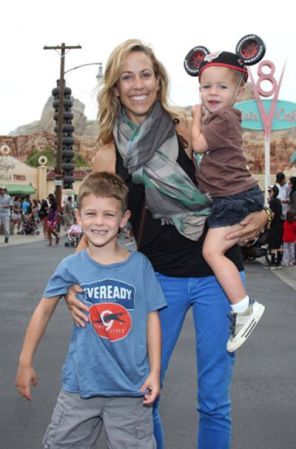 Sheryl Crow se ve hermosa con sus pequeñitos. Es una MAMÁ ACUARIANA, las más bohemias del zodíaco. Se rigen bajo la frase "vive y deja vivir", no les gusta dar explicaciones y les enseñan a sus hijos a que sea libres y vivan sin prejuicios.