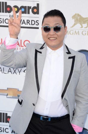 El padre del "Gangam Style", Psy luce divertido. Una chaqueta original y gafas excéntricas son los destacados de su look súper creativo ¡nos gusta!