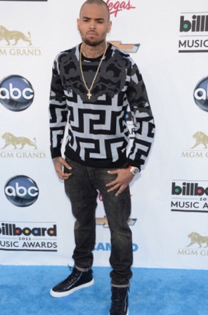 Súper serio, Chris Bown luce muy sensual. Nos encanta que se anime a salir de lo esperado con ese sweater estampado ¿infaltable? el toque bling bling de su cadena.