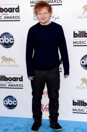 Ed Sheeran luce informal y relajado.