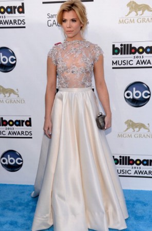 Kimberly Perry de The Band Perry apostó a la alta costura, con un vestido de transparencias súper chic.