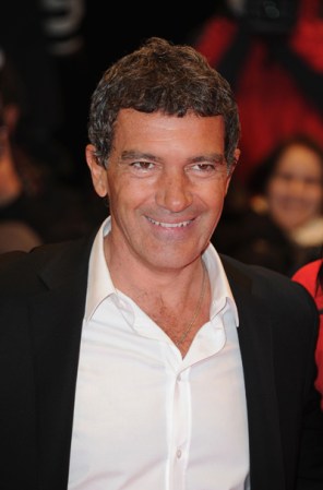Antonio Banderas practica yoga y cuida su alimentación, pero conserva con jovialidad sus líneas de expresión.