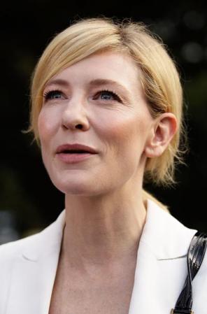 Cate Blanchett ha preferido “pasar” del quirófano y ha dicho que para ella, las arrugas, son una expresión de las experiencias de la vida.