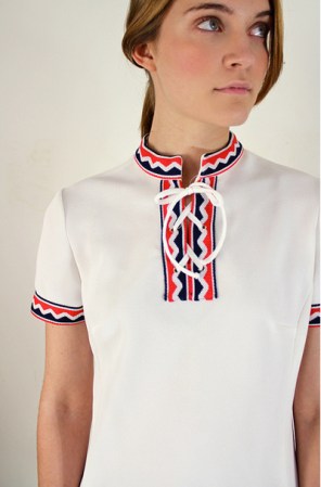 ¿Buscas algo más casual? Elige una blusa con grecas en azul, rojo y blanco.