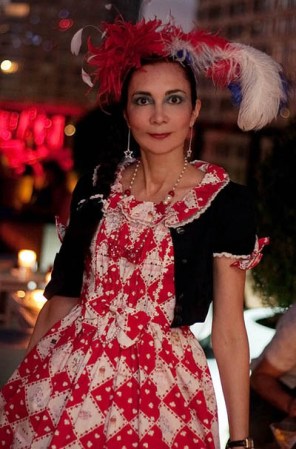 Un tocado con plumas en los colores patrios y un collar de cuentas largo, y celebrarás con el estilo charleston en tendencia.
