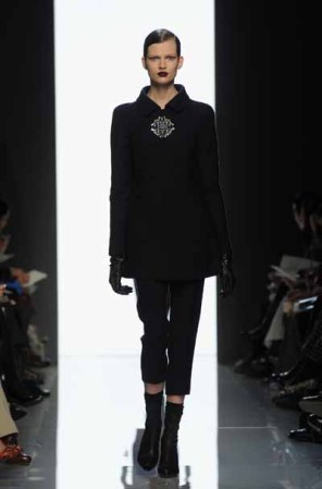 Los pantalones capri serán estrellas del otoño. La propuesta es llevarlos con botines o calzado masculino y calcetines, ya sea a tono o en contraste absoluto. Por su parte, los accesorios victorianos son ya los héroes de la temporada.