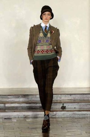El más puro estilo ingles, desfiló con fuerza en las pasarelas. Las tendencias dictan que las chicas adopten el look masculino con máximo glamour para este otoño.
