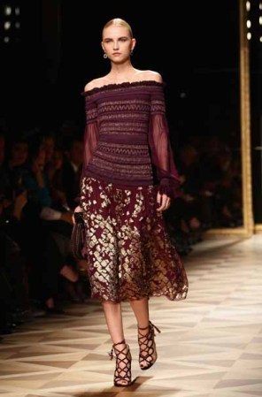 Los colores vino y rojo quemado, imprimen su particular elegancia a las tendencias de otoño y son además, el fondo perfecto para enaltecer los detalles dorados que estarán en boga.
