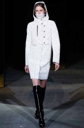 Las chaquetas ganan volumen y longitud y por supuesto, este otoño las encontrarás en blanco. Sí, elige llevar una con botas largas de acabado lustroso.