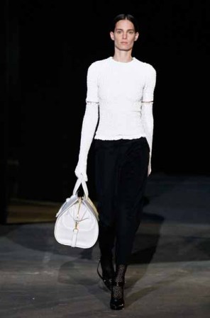 La tendencia dicta que el blanco no sea un complemento, sino la pieza central de tu look. Lógralo llevando más de dos prendas o accesorios en este tono.