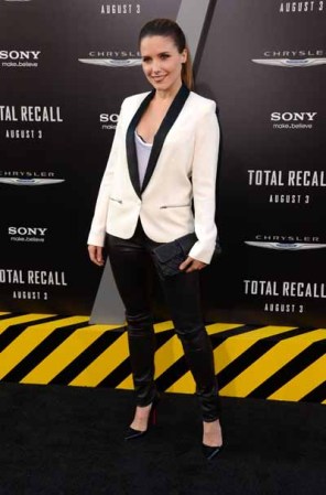 Los blazers blancos tipo esmoquin se imponen como héroes de la temporada. Sophia Bush ya lució uno en la alfombra roja.