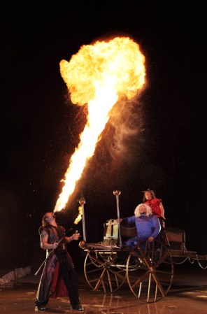 La llama más alta lanzada por un escupe fuego, la realizó Antonio Restivo de los Estados Unidos. La flama alcanzó una altura de 26 pies con 5 pulgadas y el logro fue realizado en un almacén de Las Vegas el 11 de enero, del 2011.