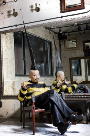 El mohicano de mayor altitud mide 44.68 pulgadas y Kazuhiro Watanabe de Japón, es su orgulloso poseedor.