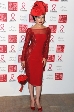 Dita Von Teese es amante de la moda vintage y se ha convertido en ícono del estilo. La sensualidad es parte esencial de su look y aunque aveces se inclina por grandes accesorios, éstos complementan con acierto sus atuendos.
