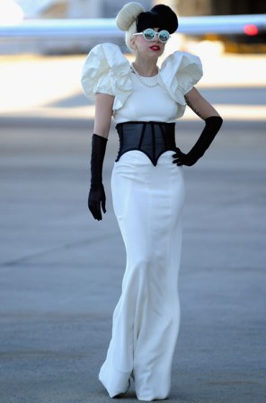 Con los años, el estilo de Gaga se hizo más sofisticado y si algo hay que reconocerle es que no importa la ocasión, la artista se esmera en su imagen los mismo para arribar a un aeropuerto que para deslumbrar en el escenario.