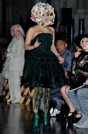 Recientemente Lady Gaga ha llevado su estilo saturado a otro nivel y se le ha visto, asistir a eventos en los que oficialmente no forma parte del show, con atuendos desmedidos.