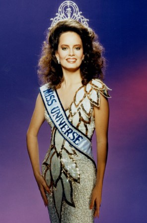 Cecilia Bolocco de Chile fue Miss Universo en 1987.