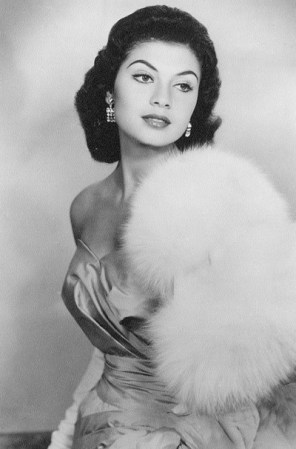 Gladys Zender de Perú fue coronada como Miss Universo en 1957.