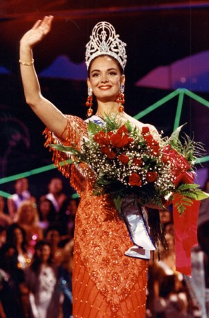 Lupita Jones de México ganó el certamen en 1991.
