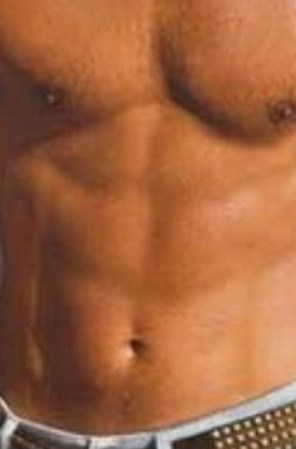 El dueño de estos magníficos abdominales es uno de los actores más deseados del planeta. ¡Y padre de 6!