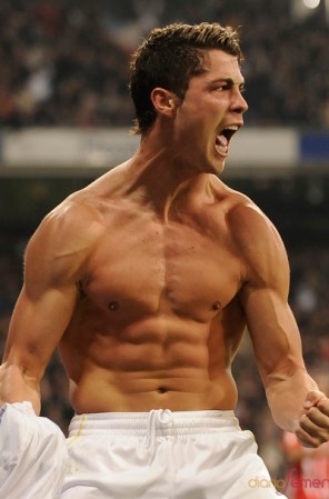 Cristiano Ronaldo, la estrella del Real Madrid, posee un cuerpo fibroso que al ponerlo en funcionamiento parece un prodigio de la naturaleza.