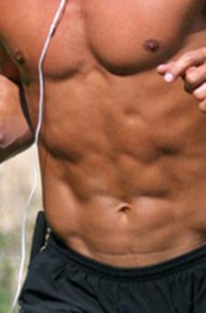 Este sexy, simpático y rebelde actor es codiciado por todas. Ha protagonizado muchas comedias románticas de gran éxito. ¿Cómo conseguirías a un hombre así en 10 días?