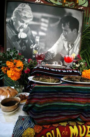 Para los tragones:<br />“El que por tragón se petatea, hasta el pan de muerto se lleva”.