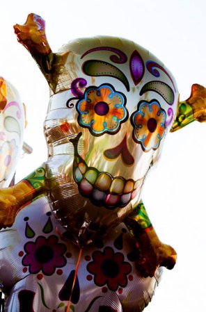 “La calaca al muerto se va a llevar, pero en la fiesta se va a quedar”.<br />¡A la muerte también le gusta festejar!