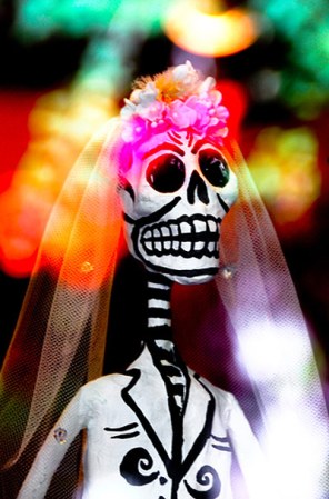 “Camina despacito y la muerte te va alcanzar, camina rapidito y a la fiesta vas a llegar”.<br />Así que… ¡hay que festejar!