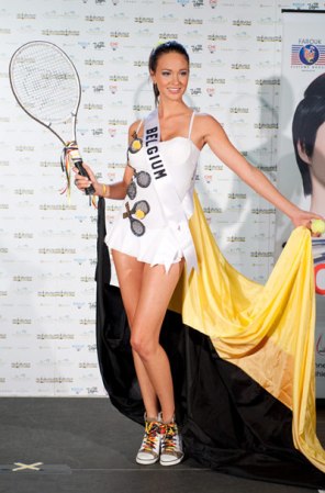 El tenis como tema del vestido de Cilou Annys, Miss Bélgica 2010, quedó muy claro para todos. Los diseñadores sin embargo, olvidaron que las tenistas llevan shorts debajo de la falda.