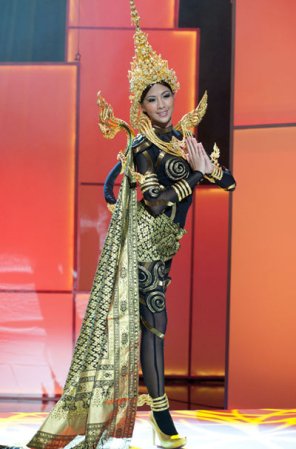 La Miss Tailandia Chanyasorn Sakorchan, lució en el 2011 este body transparente con aplicaciones doradas.