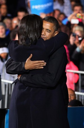El presidente abraza a su esposa durante el acto.