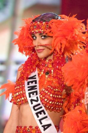 Dayana sorprendió a todos al aparecer disfrazada con atuendos típicos del lugar.