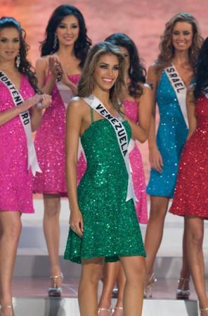 En medio del concurso de Miss Universo, luciendo un fantástico vestido.