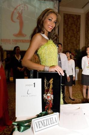 En Vietnam, cuando la ceremonia que la consagraría como la más hermosa del universo aún no había comenzado.