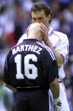 Laurent Blanc besaba siempre la calva del portero de selección, Fabián Barthez. Esta cábala dio sus resultados: Francia se llevó el título de la Copa del Mundo 1998.