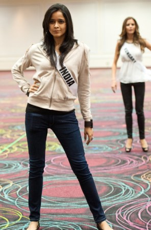 Miss India 2012, Shilpa Sing practica sus pasos mientras sus otras compañeras pasan a desfilar.
