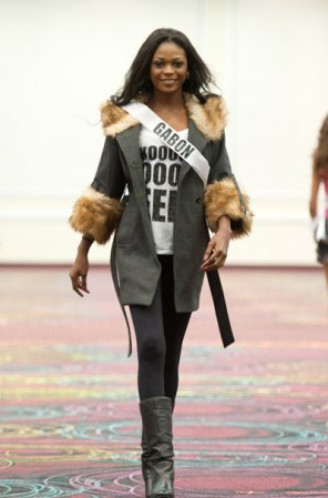 Miss Gabon 2012, Channa Divouvi ensayando con la mejor actitud.
