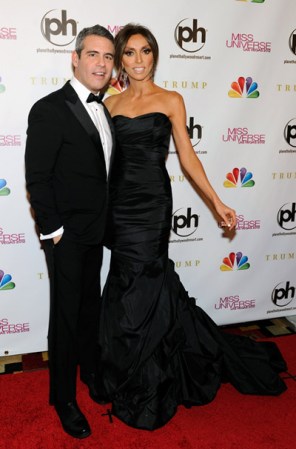 Al caer la tarde en Las Vegas, las celebridades ya pisaban la alfombra roja del certamen Miss Universo 2012. Andy Cohen y Giuliana Rancic, presentadores del evento en inglés para NBC, fueron de los primeros en llegar.